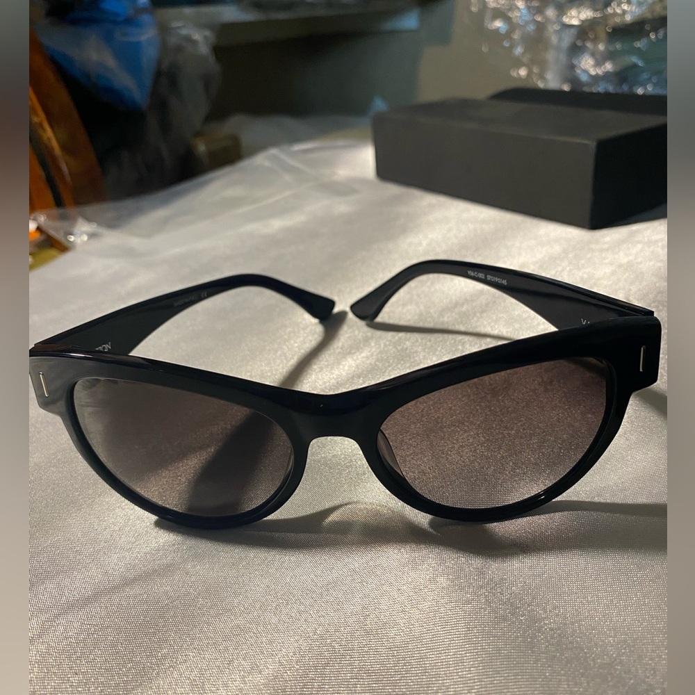 Chic Black Cat-Eye Sunglasses